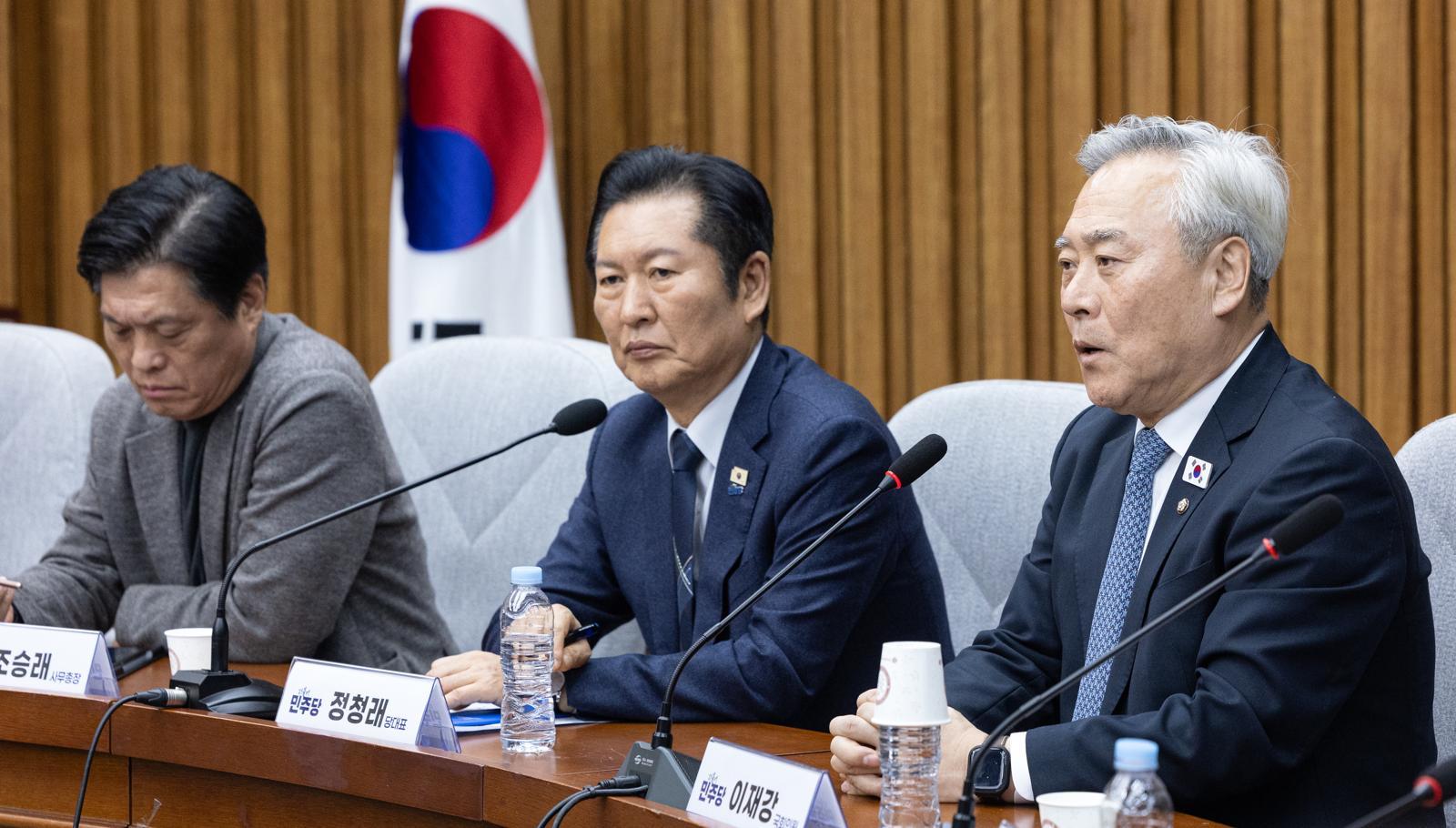 이재강 더민초 대표가 5일 서울 여의도 국회에서 열린 조국혁신당과의 합당 관련 정청래 더불어민주당 대표와 초선의원과의 간담회에서 모두발언하고 있다. 뉴스1