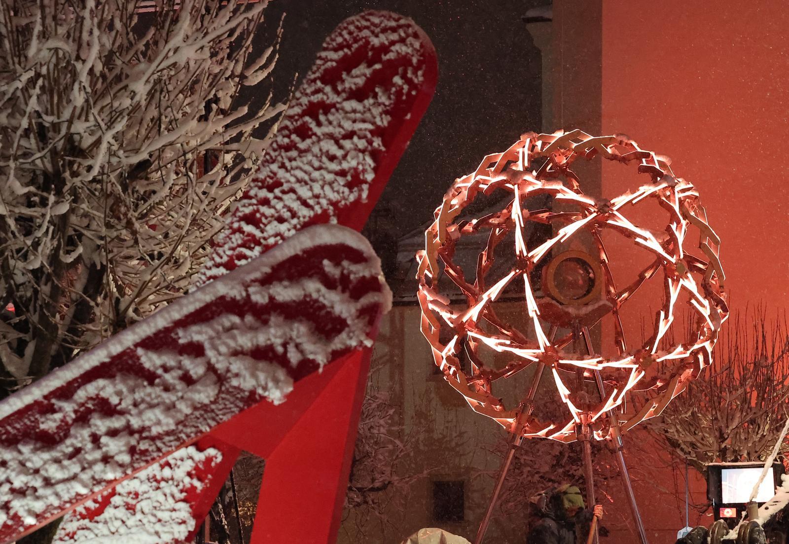 2026 밀라노·코르티나담페초 동계올림픽 개막을 이틀 앞둔 4일(현지시간) 이탈리아 코르티나담페초 광장에 설치된 성화대 뒤로 눈이 내리고 있다. 2026.2.5/뉴스1