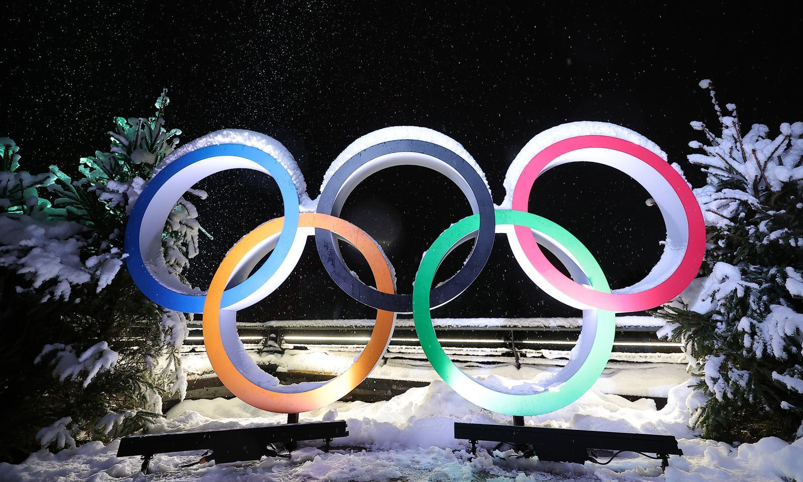 2026 밀라노·코르티나담페초 동계올림픽 개막을 이틀 앞둔 4일(현지시간) 이탈리아 코르티나담페초 광장에 설치된 올림픽 오륜기 조형물 뒤로 눈이 내리고 있다. 2026.2.5/뉴스1