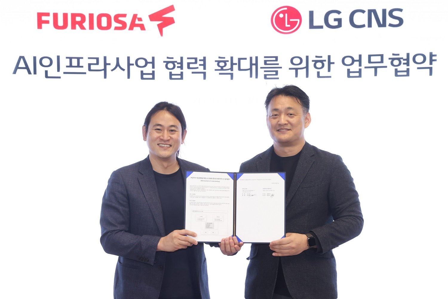 김태훈 LG CNS AI클라우드사업부 부사장(오른쪽)과 백준호 퓨리오사AI 대표가 AI인프라사업 협력 확대를 위한 업무협약식에서 기념사진을 촬영하고 있다. LG CNS 제공