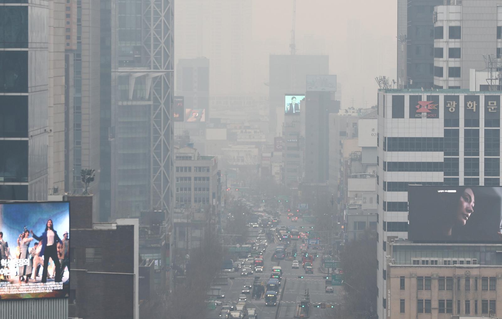 수도권 지역의 초미세먼지 농도가 ‘나쁨’ 수준을 보인 5일 오전 서울 종로구 도심이 뿌옇게 보이고 있다. 2026.2.5/뉴스1