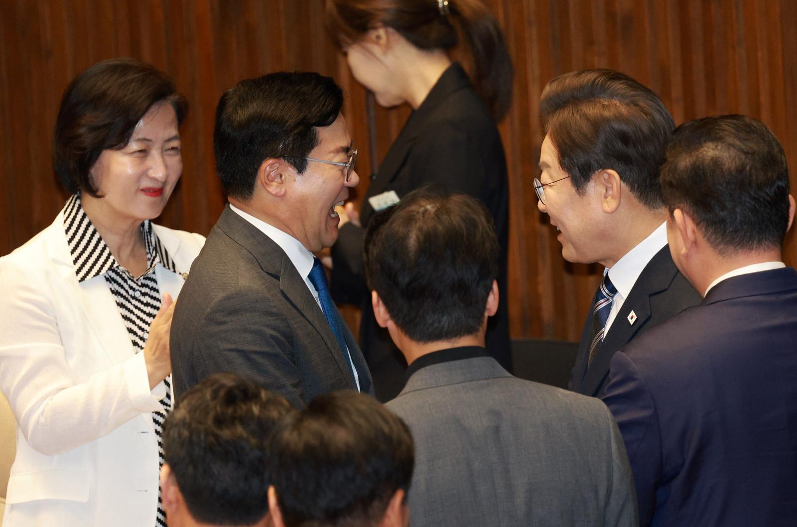 이재명 대통령이 26일 서울 여의도 국회 본회의장에서 추가경정예산(추경) 시정연설을 위해 입장하며 박찬대 더불어민주당 당대표 후보와 악수를 하고 있다. 2025.06.26. [서울=뉴시스]