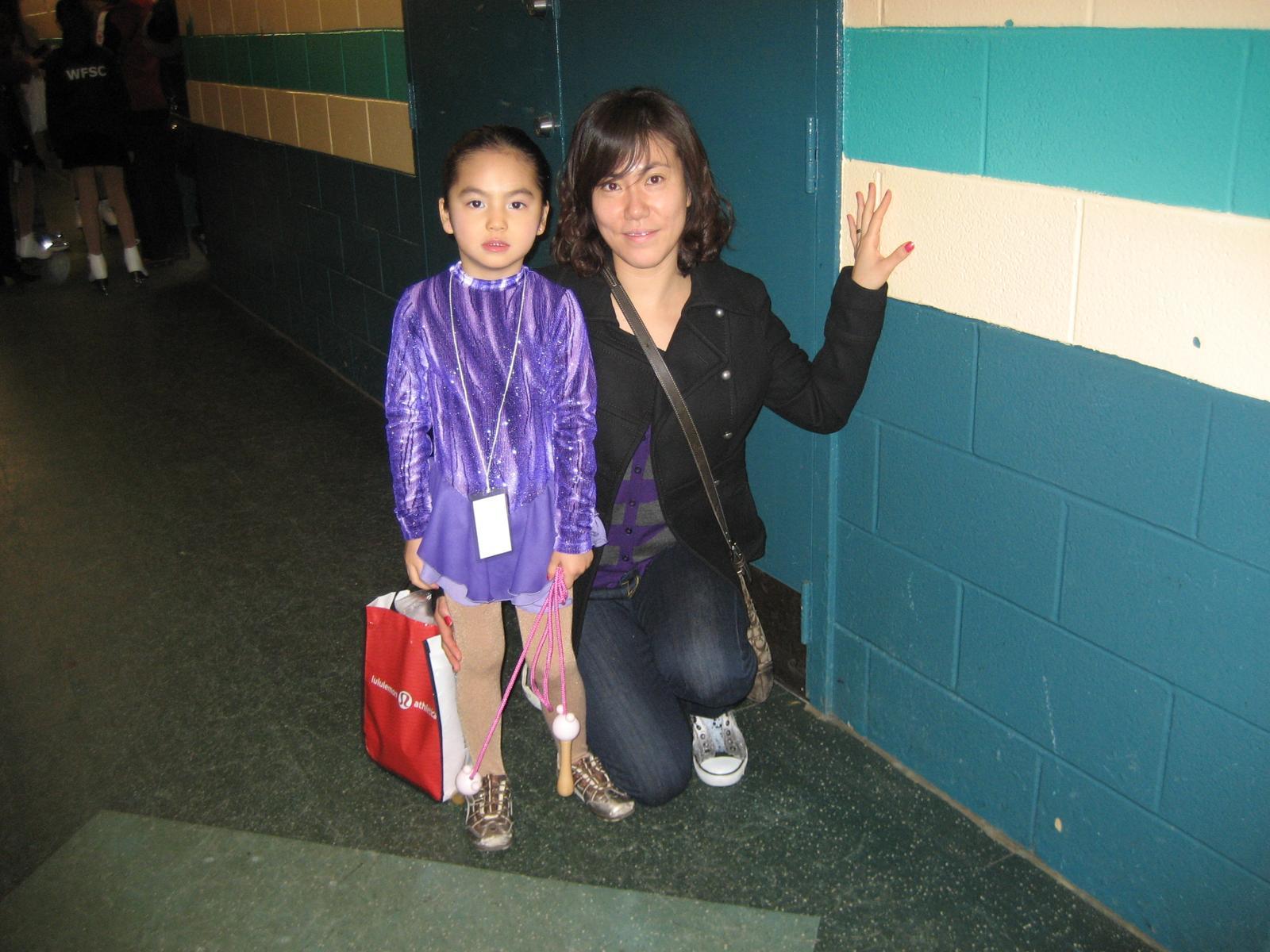 어렸을 적 피겨스케이팅 여자 싱글 대회에 나간 임해나(왼쪽)와 어머니 김현숙 씨. 김현숙 씨 제공