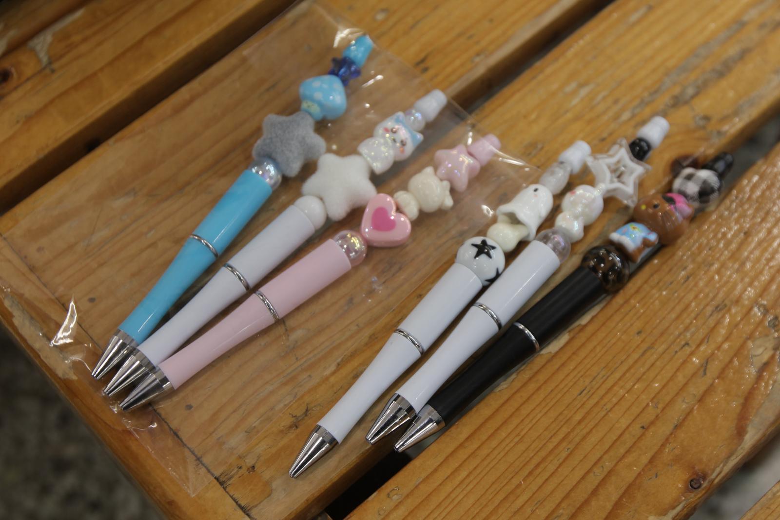 김모 양과 이모 양이 직접 꾸민 볼펜의 모습.