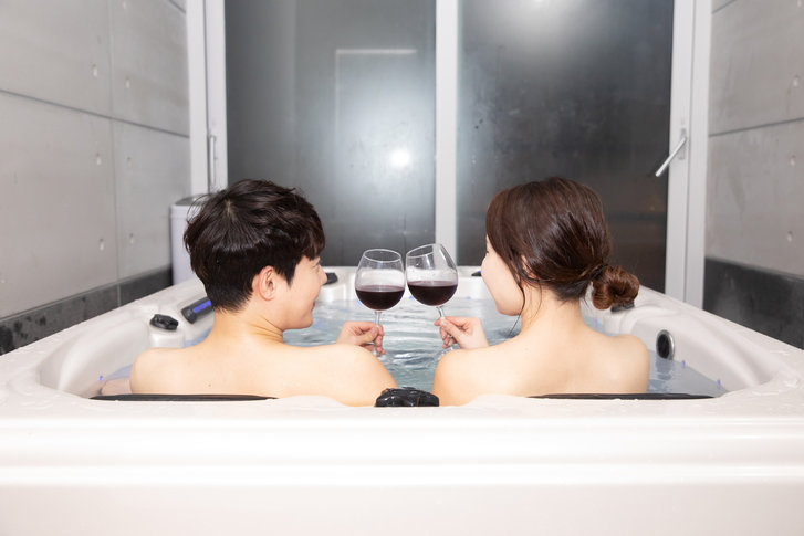 여성은 남성보다 피부 표면 혈류량이 적어 체열을 쉽게 잃고, 이를 보완하기 위해 뜨거운 물로 샤워하며 체온을 조절하려는 경향이 크다. 사진=게티이미지뱅크.