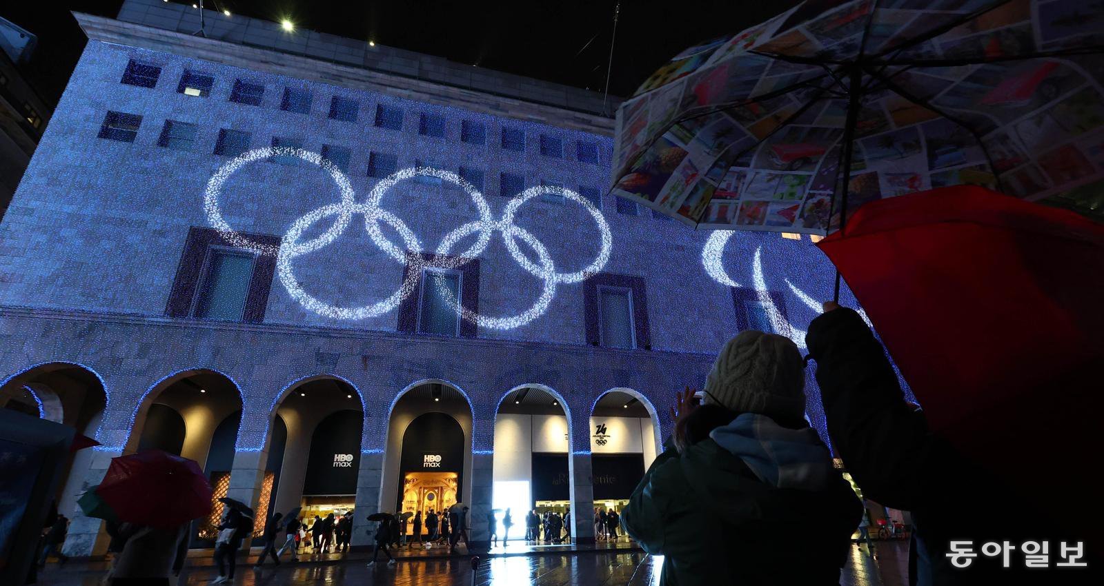 오륜기 조명… 밀라노 겨울올림픽이 시작된다
2026 밀라노-코르티나담페초 겨울올림픽이 6일(현지 시간) 개막하는 가운데 이탈리아 밀라노 대성당 건너편에 위치한 백화점 ‘라 리나센테 밀라노’ 외벽에 비친 오륜기 조명이 관광객들의 눈길을 끌고 있다. 밀라노=전영한 기자 scoopjyh@donga.com