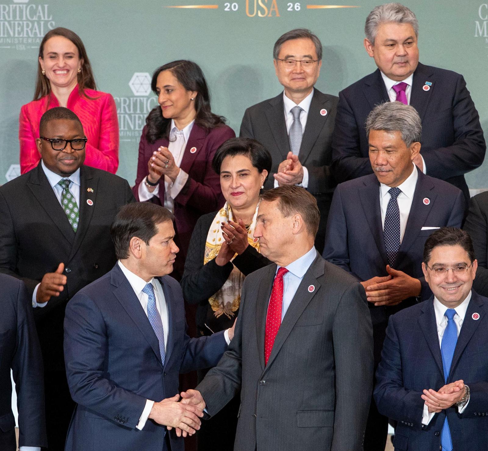 마코 루비오 미국 국무장관(아랫줄 왼쪽)이 4일(현지 시간) 워싱턴에서 라도스와프 시코르스키 폴란드 외교장관(아랫줄 가운데)과 악수하고 있다. 조현 외교장관(맨 윗줄 오른쪽에서 두 번째)이 지켜보며 박수를 치고 있다. 이날 미국은 동맹, 우방국을 중심으로 중국의 희토류 무기화에 맞서 핵심광물 공급망 개선 등을 위한 글로벌 협의체 ‘포지 이니셔티브’를 출범하겠다고 밝혔다. 워싱턴=AP 뉴시스