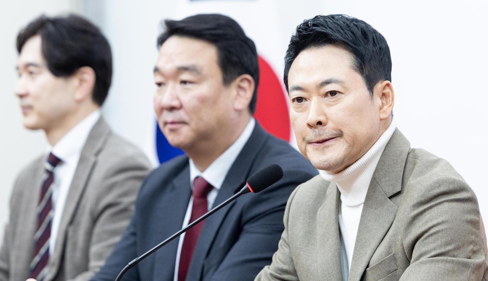 국민의힘 장동혁 대표(오른쪽)가 5일 서울 여의도 국회에서 기자간담회를 열고 한동훈 전 대표 제명 이후 제기된 사퇴·재신임 요구에 대한 입장을 밝히고 있다. 장 대표는 이날 “누구라도 내일까지 자신의 정치적 생명을 걸고 제게 재신임이나 사퇴를 요구한다면 저는 곧바로 전 당원 투표를 실시하겠다”고 했다. 뉴스1