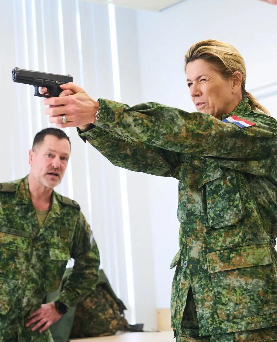 네덜란드 육군 예비군에 입대해 공식 훈련을 하고 있는 빌럼 알렉산더르 네덜란드 국왕의 부인인 막시마 왕비(오른쪽). 사진 출처 네덜란드 국방부