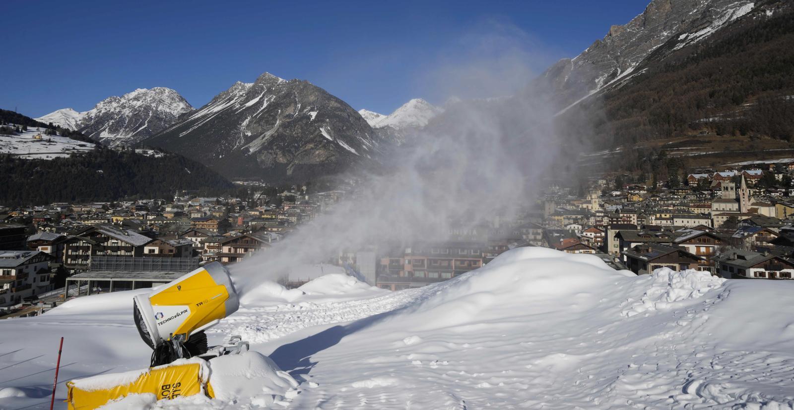 2026 밀라노-코르티나담페초 겨울올림픽 개막을 앞두고 이탈리아 보르미오의 스텔비오 스키 센터에서 인공 제설기로 눈을 뿌리고 있다. 보르미오=AP 뉴시스
