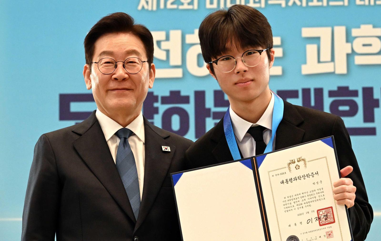 이재명 대통령이 5일 청와대 영빈관에서 열린 ‘미래 과학자와의 대화’ 행사에서 대통령과학장학생에게 장학 증서를 수여한 뒤 기념촬영을 하고 있다. 청와대사진기자단