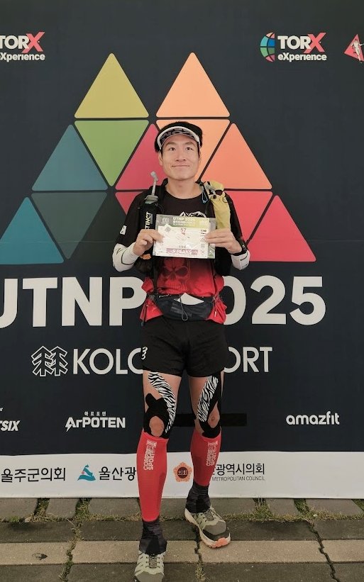 조상호 원장이 지난해 10월 열린 울주 나인피크 123km를 완주한 뒤 포즈를 취했다. 2019년 체중 감량과 체력 증진을 위해 산을 오르기 시작한 그는 세계 최고의 트레일러닝대회인 UTMB(울트라트레일몽블랑) 100마일 완주를 목표로 정하고 체계적으로 준비해 4년 만에 완주했다. 조상호 원장 제공