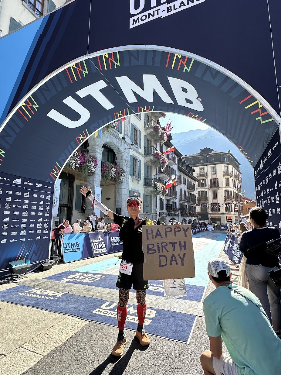 조상호 원장이 자신의 생일날인 2024년 9월 1일(한국시간) 세계 최고의 트레일러닝대회인 UTMB(울트라트레일몽블랑) 100마일을 완주한 뒤 자축 생일 축하 메시지를 들고 포즈를 취했다. 조상호 원장 제공