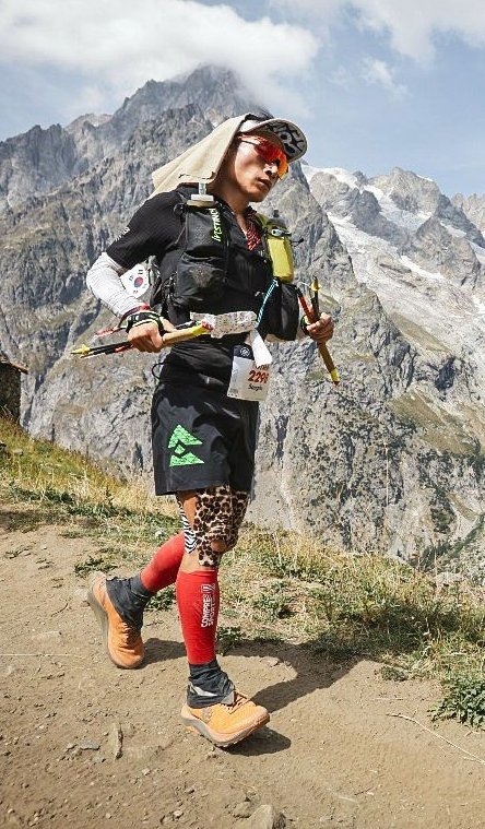 조상호 원장이 2024년 세계 최고의 트레일러닝대회인 UTMB(울트라트레일몽블랑)에서 알프스산맥을 질주하고 있다. 조상호 원장 제공