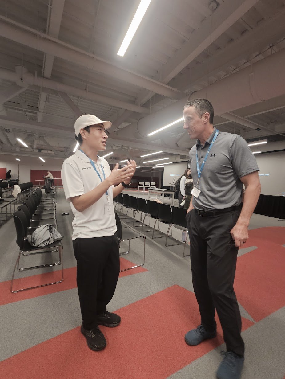 조상호 원장(왼쪽)이 미국 보스턴을 방문해 러너 부상에 대해 전문가와 얘기를 나누고 있다. 조상호 원장 제공