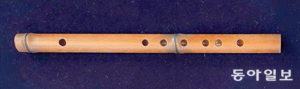 70%가량 남아 있는 피리 몸통을 토대로 소실된 30%까지 복원해 완성한 가로피리 재현품. 부여=이지윤 기자 leemail@donga.com