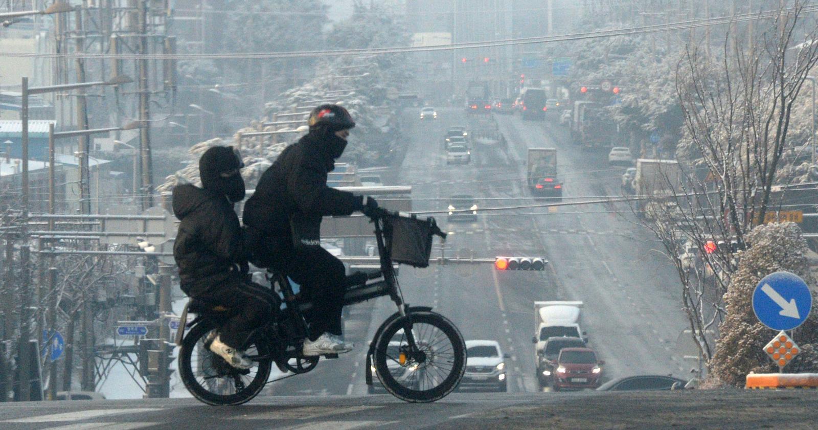 전북 전역에 대설주의보가 내려진 2일 전북 전주시 덕진구 팔복동에서 시민들이 두꺼운 옷을 입고 출근길에 나서고 있다. 2026.02.02. [전주=뉴시스]