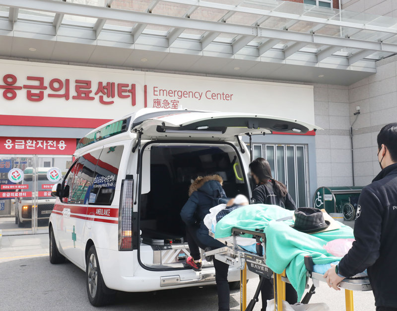 광주의 한 대학병원에서 응급환자가 응급실로 이송되는 모습. 광주=뉴스1