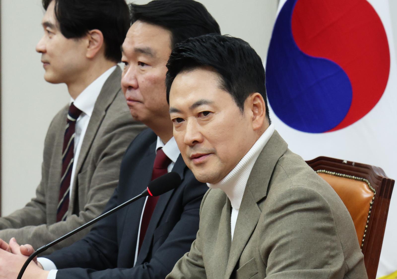 장동혁 대표는 5일 오후 국회 당대표 회의실에서 긴급 기자회견을 하며 전 당원 투표를 통해 자신의 정치적 생명을 걸겠다고 밝혔다. 그는 “내일까지 누구라도 제 사퇴와 재신임을 요구한다면 전 당원 투표를 통해 당원 뜻을 묻겠다”며 “재신임을 받지 못한다면 당대표직과 국회의원직을 내려놓겠다”면서 “저에게 사퇴나 재신임을 요구하는 의원이나 단체장들은 본인들도 그에 상응하는 정치적 책임을 져야 한다”고 촉구했다. 2026.2.5