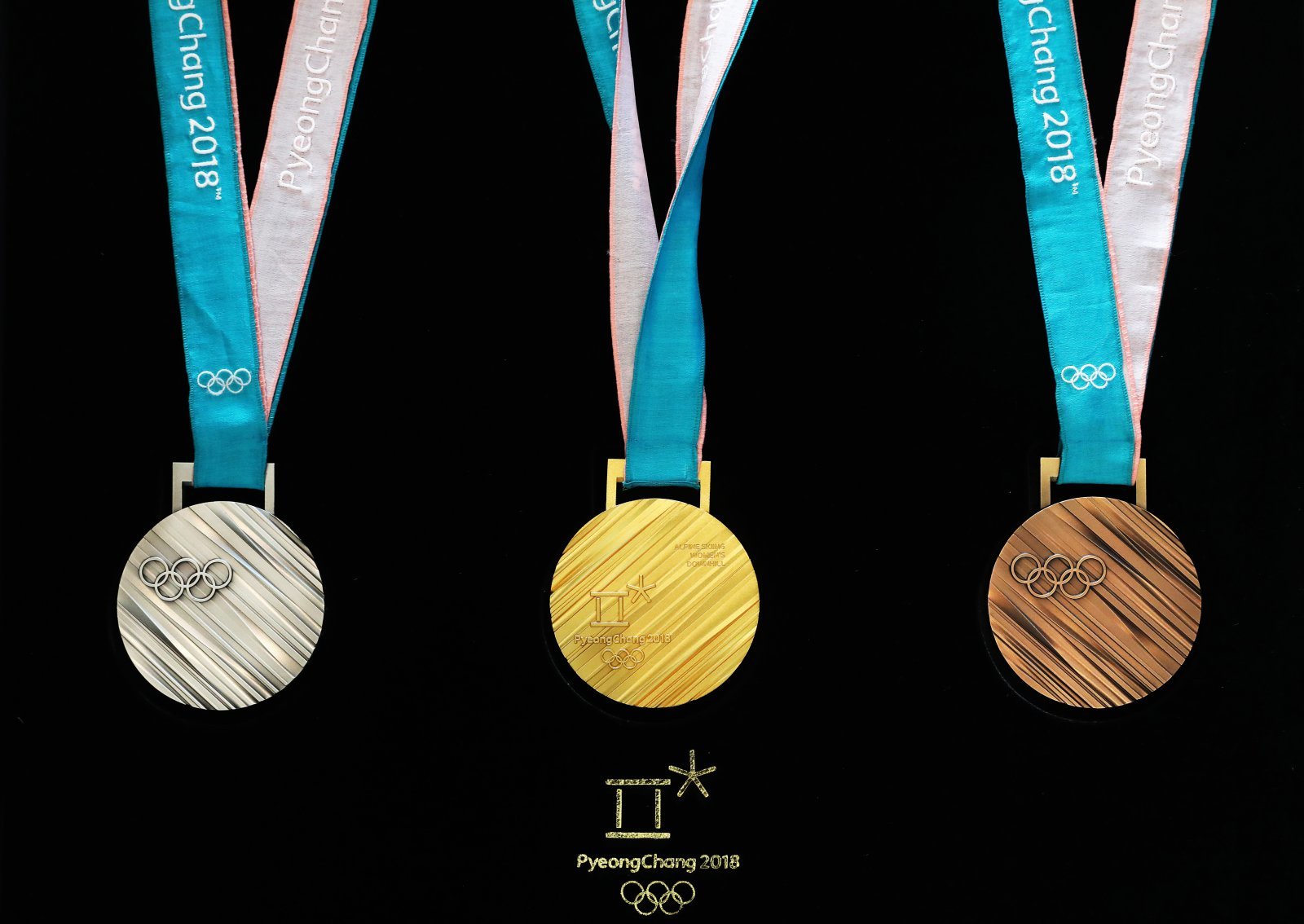 21일 오전 서울 동대문디자인플라자 잔디사랑방에서 열린 2018 평창 동계올림픽 메달 공개 행사에서 금은동 메달이 공개되고 있다. 2017.09.21.   【서울=뉴시스】