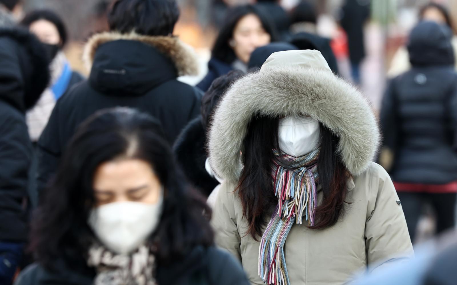 연일 한파가 이어지는 23일 오전 서울 종로구 세종대로사거리에서 두터운 옷차림을 한 시민들이 발걸음을 서두르고 있다. 2026.1.23/뉴스1