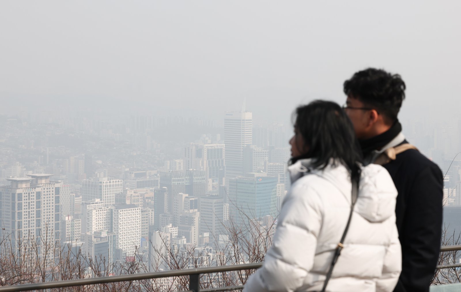 수도권 지역의 초미세먼지 농도가 ‘나쁨’ 수준을 보인 5일 서울 남산에서 바라본 도심이 뿌옇다. 2026.2.5 뉴스1