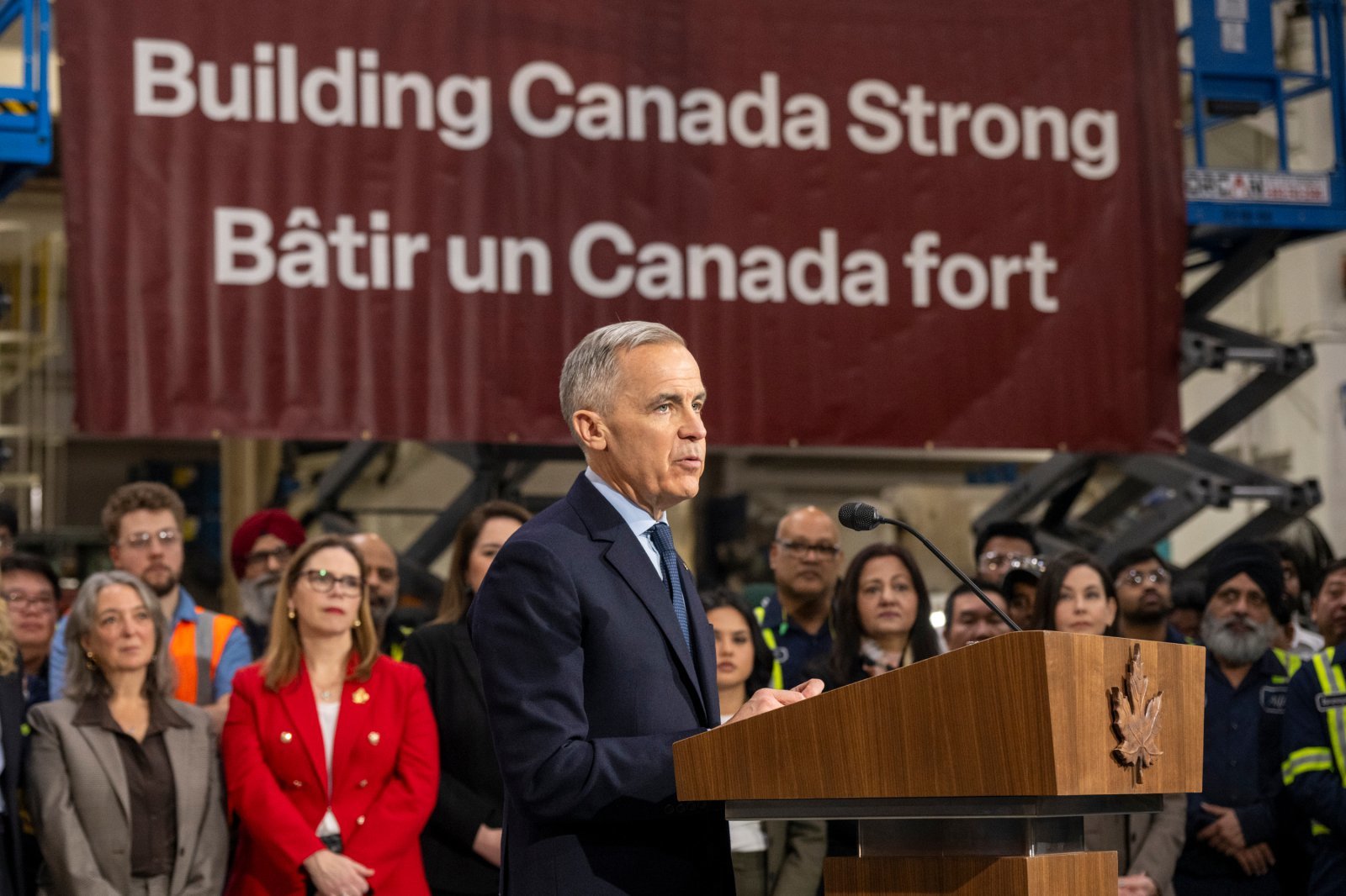 마크 카니 캐나다 총리가 5일(현지시각) 온타리오주 자동차 부품 공장을 방문한 자리에서 “탈(脫) 미국” 자동차 산업 진흥 정책을 발표하고 있다. 2026.2.6 우드브리지=AP/뉴시스