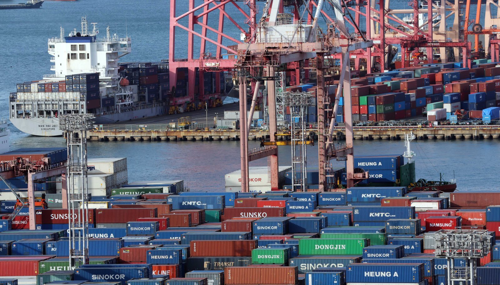 1일 산업통상부가 발표한 ‘2025년 연간 및 12월 수출입 동향’에 따르면 지난해 수출은 1년 전보다 3.8% 증가한 7097억 달러(1025조2600억원)를 달성, 역대 최대 실적을 기록했다.    이날 부산 남구 신선대(사진 아래) 및 감만(위) 부두 야적장에 수출입 컨테이너가 쌓여 있다. 2026.01.01 부산=뉴시스