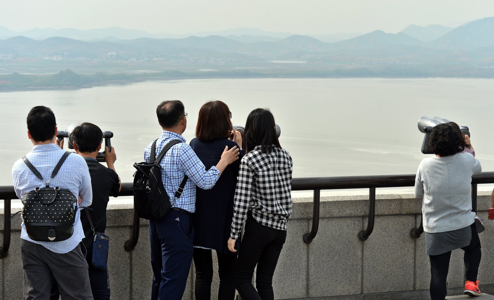 경기도 파주 오두산 통일전망대를 찾은 시민들이 망원경으로 북한을 바라보는 모습. 임진강 건너편에 북한 황해북도 개풍군 일대가 보인다. 뉴스1