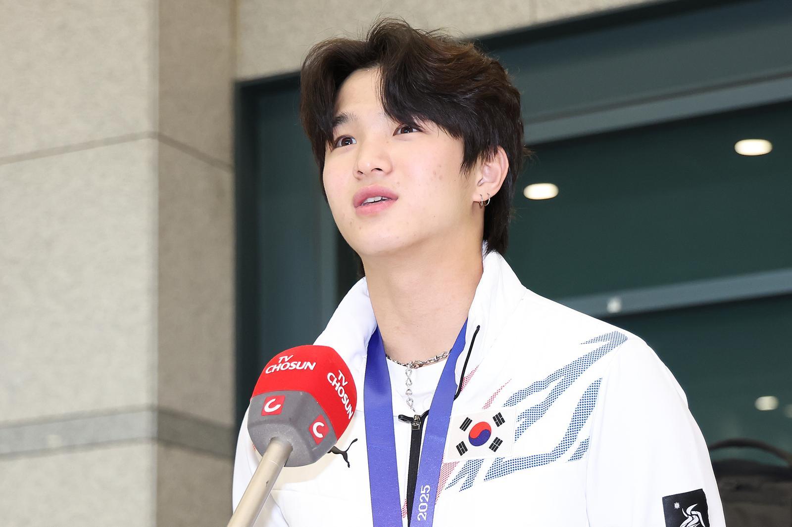 2025 하얼빈 동계 아시안게임 남자 프리스타일 하프파이프에서 금메달을 차지한 이승훈이 17일 오후 인천국제공항을 통해 귀국한 뒤 소감을 밝히고 있다. 2025.2.17 뉴스1