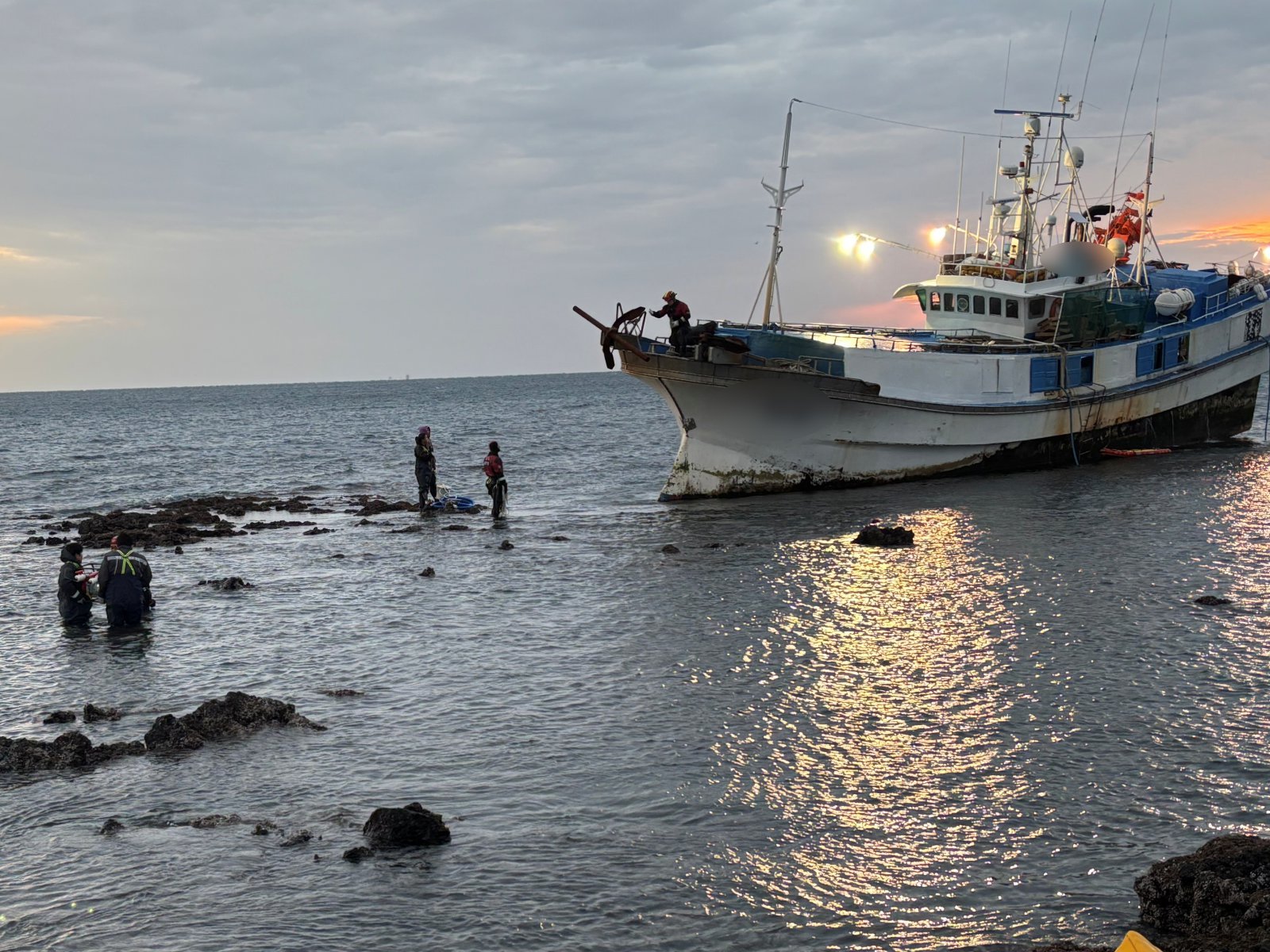 6일 제주 서귀포시 성산읍 삼달리 인근 바다에서 어선이 좌초됐다. 서귀포해양경찰서 제공