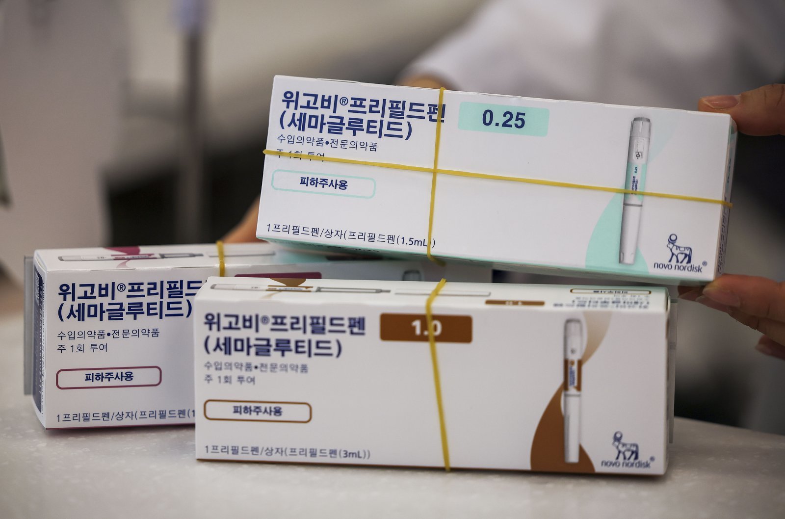 17일 서울 강남구의 한 약국에 덴마크 제약사 노보노디스크가 개발한 비만치료제 ‘위고비‘가 놓여 있다.  ’위고비‘는 펜 모양 주사 1개로 주 1회, 1개월(4주)씩 투여하도록 개발된 덴마크 제약사 노보 노디스크의 비만 치료제로, 의사가 처방한 뒤 약사 조제·복약지도에 따라 쓰이는 전문의약품이다. .2024.10.17 뉴시스