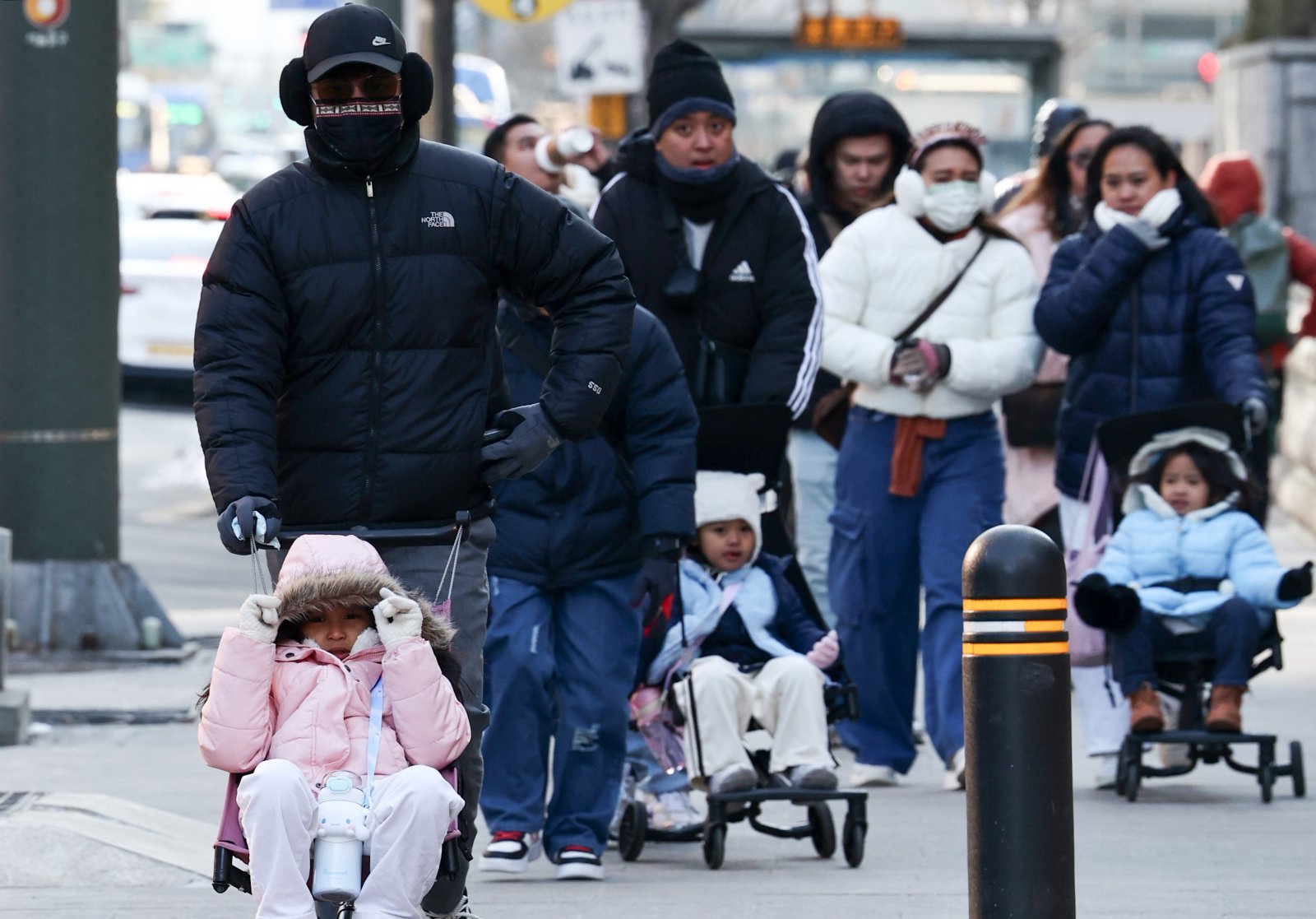 한파가 이어지는 30일 서울 중구 을지로입구역 인근 거리에서 관광객들이 발걸음을 옮기고 있다. 2026.1.30 뉴스1