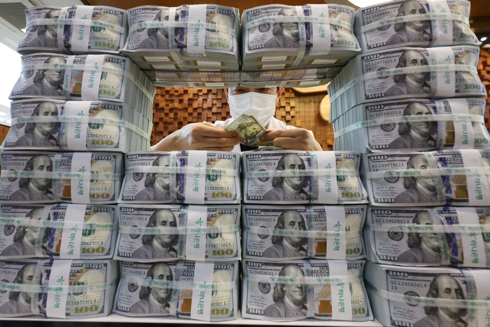 서울 중구 하나은행 위변조대응센터에서 직원이 달러화를 정리하는 모습.  뉴스1