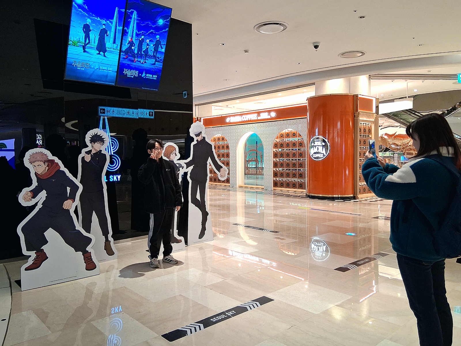 서울스카이 ‘주술회전’ 협업 전시장을 찾은 관람객들이 서로 기념사진을 찍어주며 현장의 분위기를 만끽하고 있다. 사진=최강주 기자 gamja822@donga.com