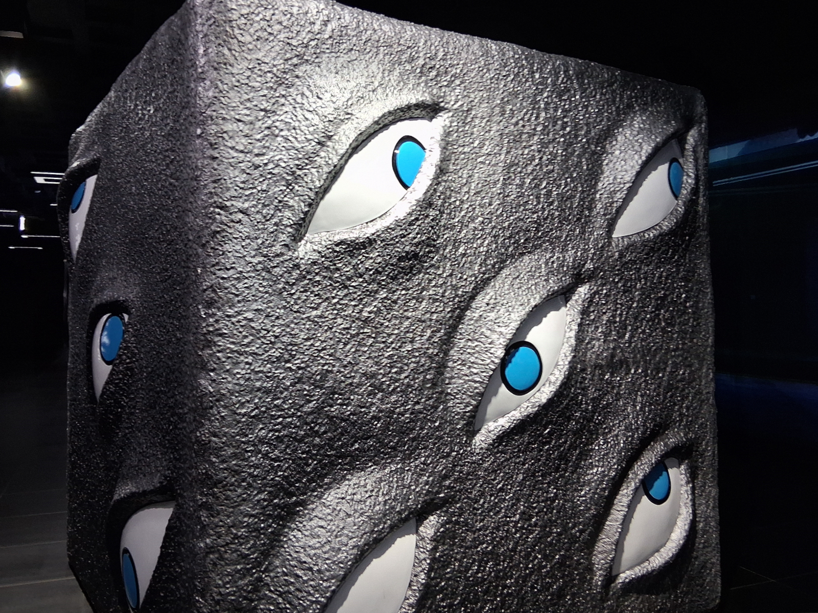 지하 2층에서는 지하철 역을 배경으로 한 ‘옥문강’ 포토존과 애니메이션 2기의 상징적인 장면들을 담은 미디어 존이 펼쳐진다. 사진=최강주 기자 gamja822@donga.com