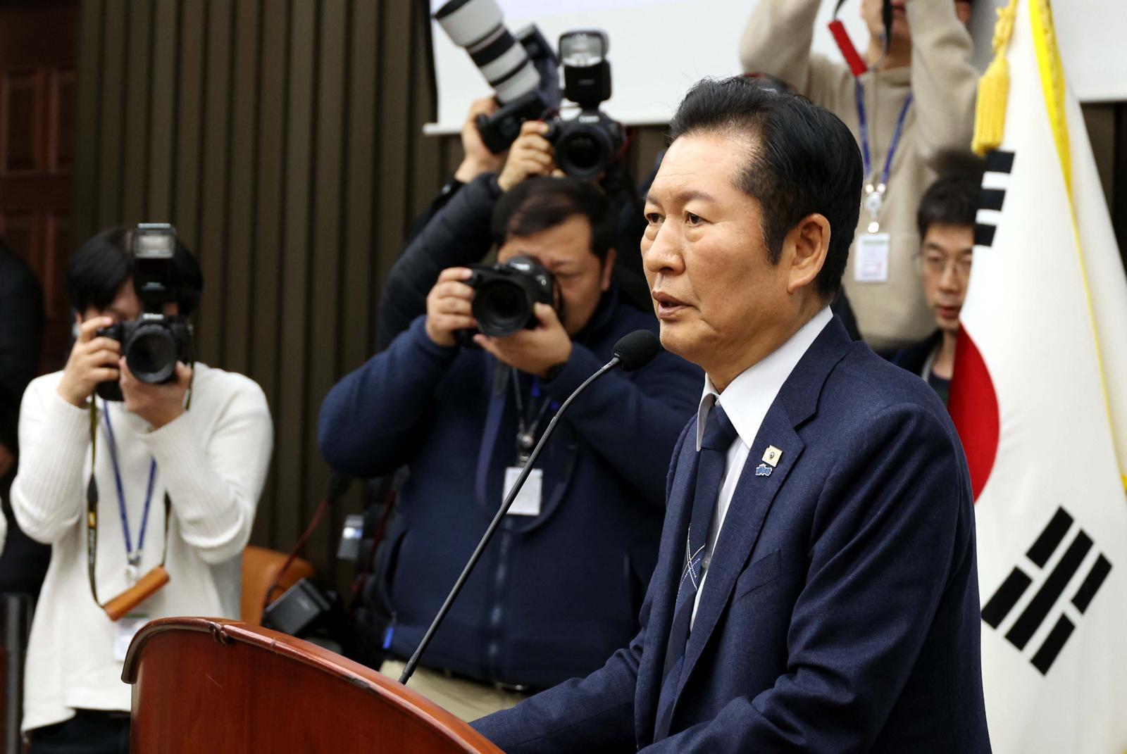 정청래 더불어민주당 대표가 5일 오후 서울 여의도 국회에서 열린 정책의원총회에서 발언을 하고 있다. 뉴시스