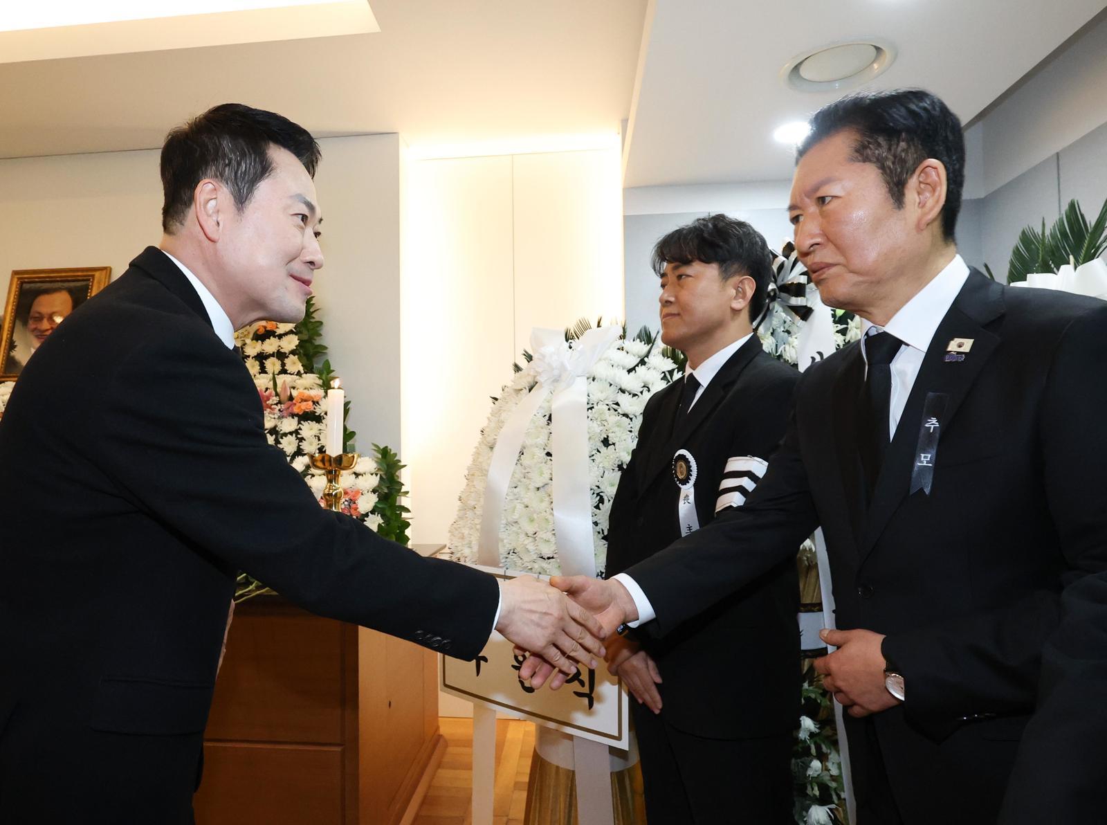 장동혁 국민의힘 대표가 30일 서울 종로구 서울대학교병원 장례식장에 마련된 고 이해찬 전 국무총리의 빈소에서 조문을 한 뒤 정청래 더불어민주당 대표와 악수하고 있다. 2026.1.30 뉴스1