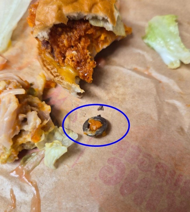 유명 프랜차이즈 햄버거 패티에서 금속조각이 나와 소비자의 앞니가 깨지는 사고가 발생했다. 출처=보배드림