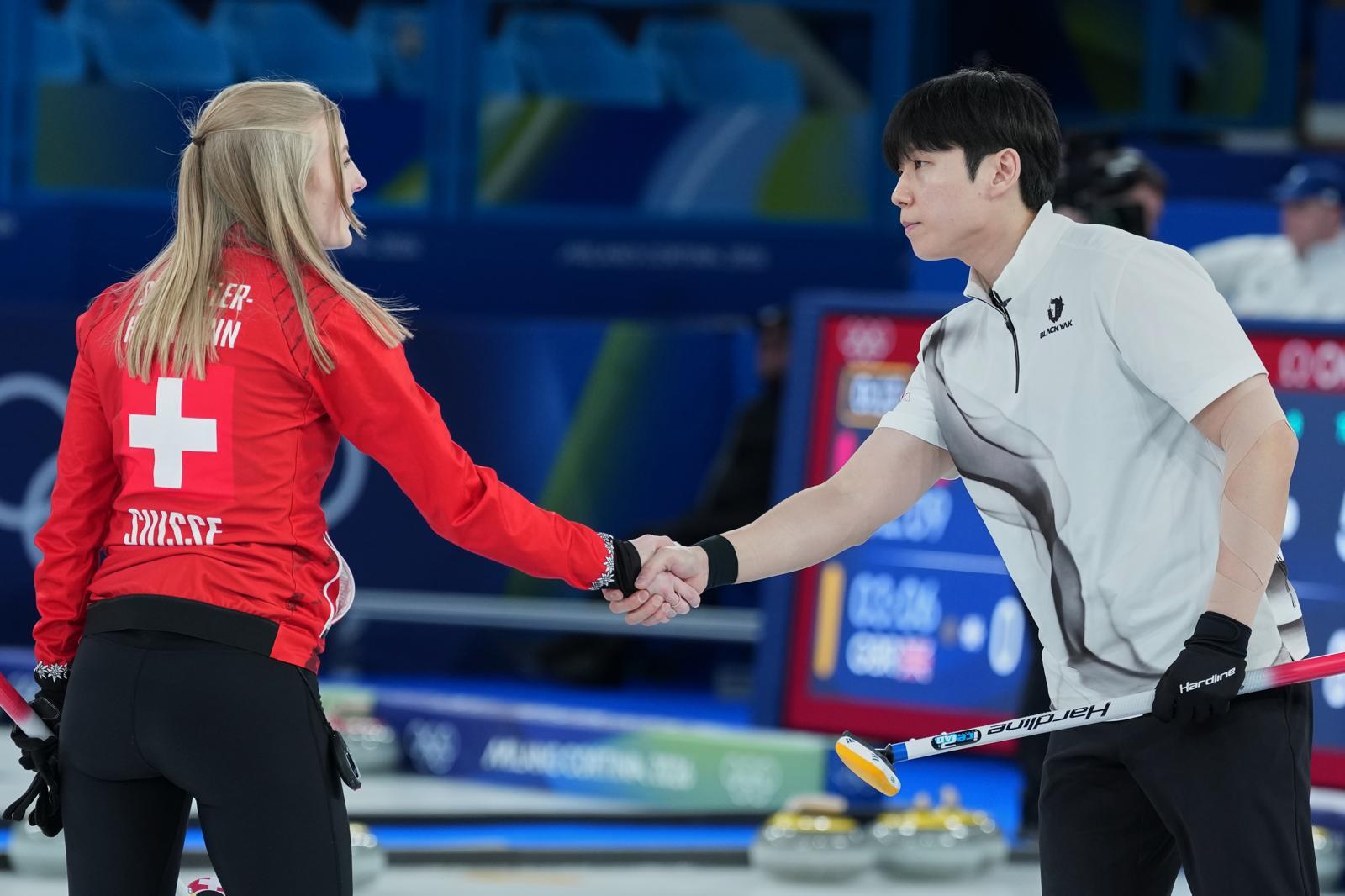 한국 컬링 믹스더블 대표팀의 정영석(오른쪽)이 6일 이탈리아 코르티나담페초의 코르티나 컬링 스타디움에서 열린 2026 겨울올림픽 예선 3차전에서  5-8로 뒤지고 있던 8엔드 막판 스위스 선수에게 패배를 인정하는 악수를 건네고 있다. 김선영-정영석 조는 3연패로 10개 팀 중 최하위(공동 8위)다. 코르티나담페초=AP 뉴시스