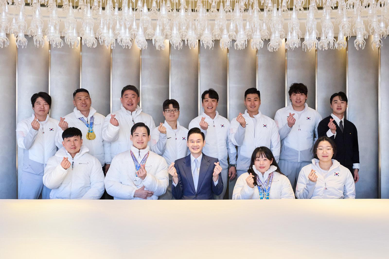 배동현 BDH재단 이사장이 국가대표 선수단과 기념 촬영을 하고 있다. 사진=BDH재단 제공