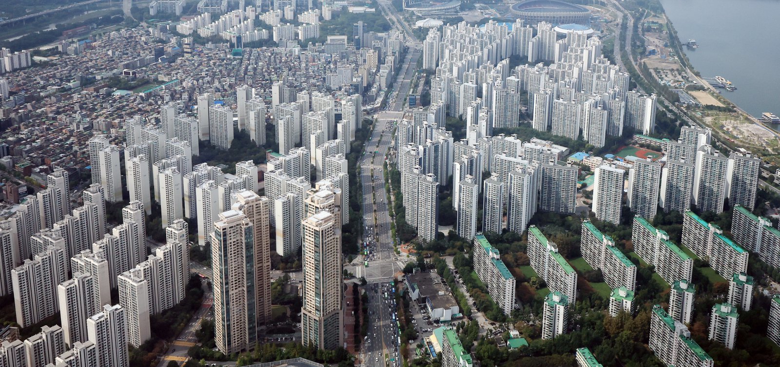 서울 송파구 롯데월드타워에서 바라본 한강변 아파트 단지. 뉴스1