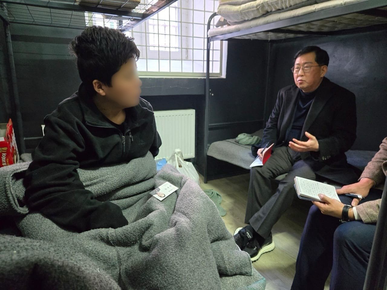 지난해 3월 유용원 국민의힘 의원이 우크라이나에서 북한군 포로 2명을 면담하고 있는 모습. 유용원 의원실 제공