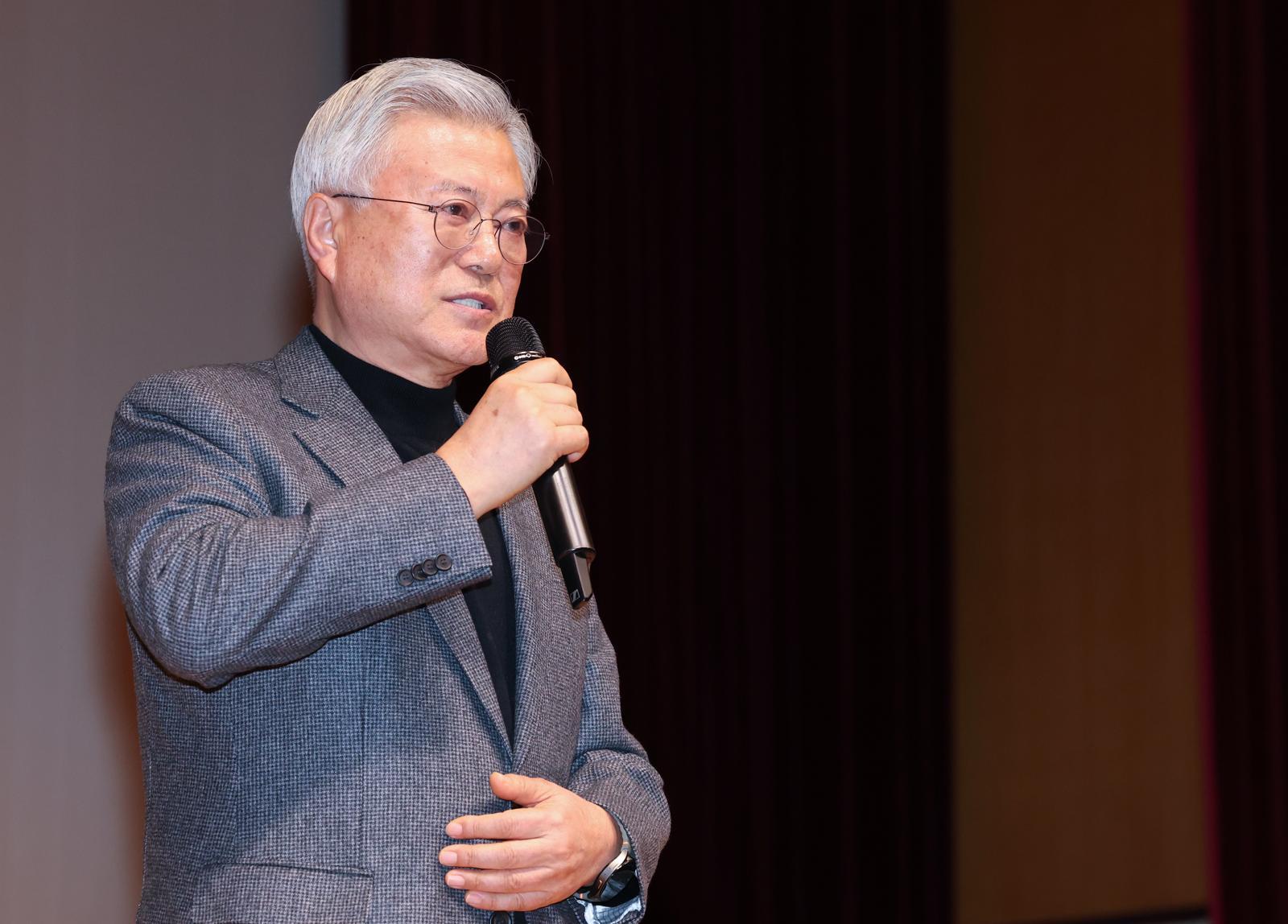 문재인 전 대통령이 대전 서구 배재대에서 열린 김한수 전 배재대 부총장 출판기념회에 참석해 축사를 하고 있다. 2026.1.17/뉴스1