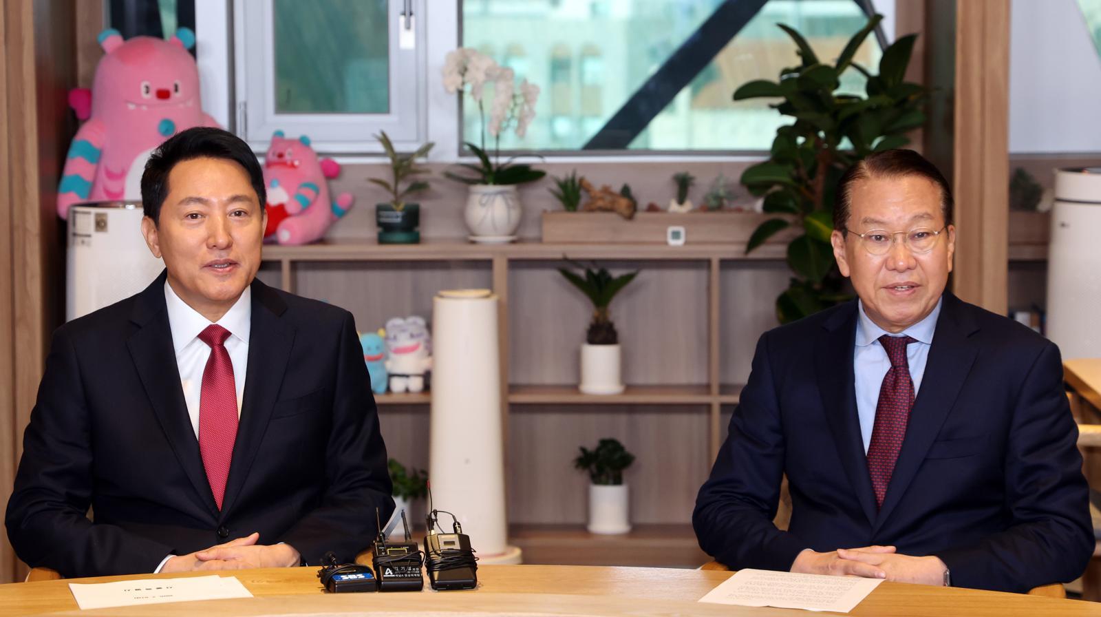 오세훈 서울시장과 권영세 국민의힘 국회의원(서울 용산구)이 6일 오전 서울 중구 시청 시장 집무실에서 용산국제업무지구 관련 논의를 하고 있다. 2026.2.6/뉴스1