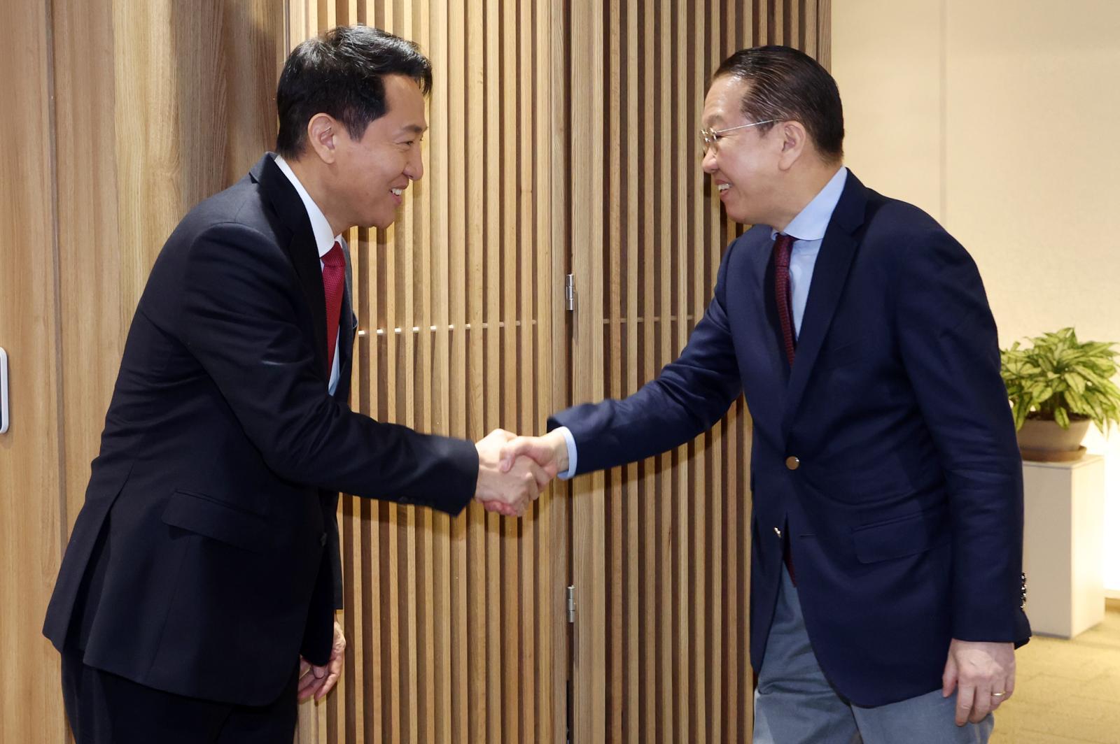 오세훈(왼쪽) 서울시장과 권영세 국민의힘 국회의원(서울 용산구)이 6일 오전 서울 중구 서울시청 시장 집무실에서 용산국제업무지구 관련 면담에 앞서 인사를 나누고 있다. (공동취재) 2026.02.06 [서울=뉴시스]