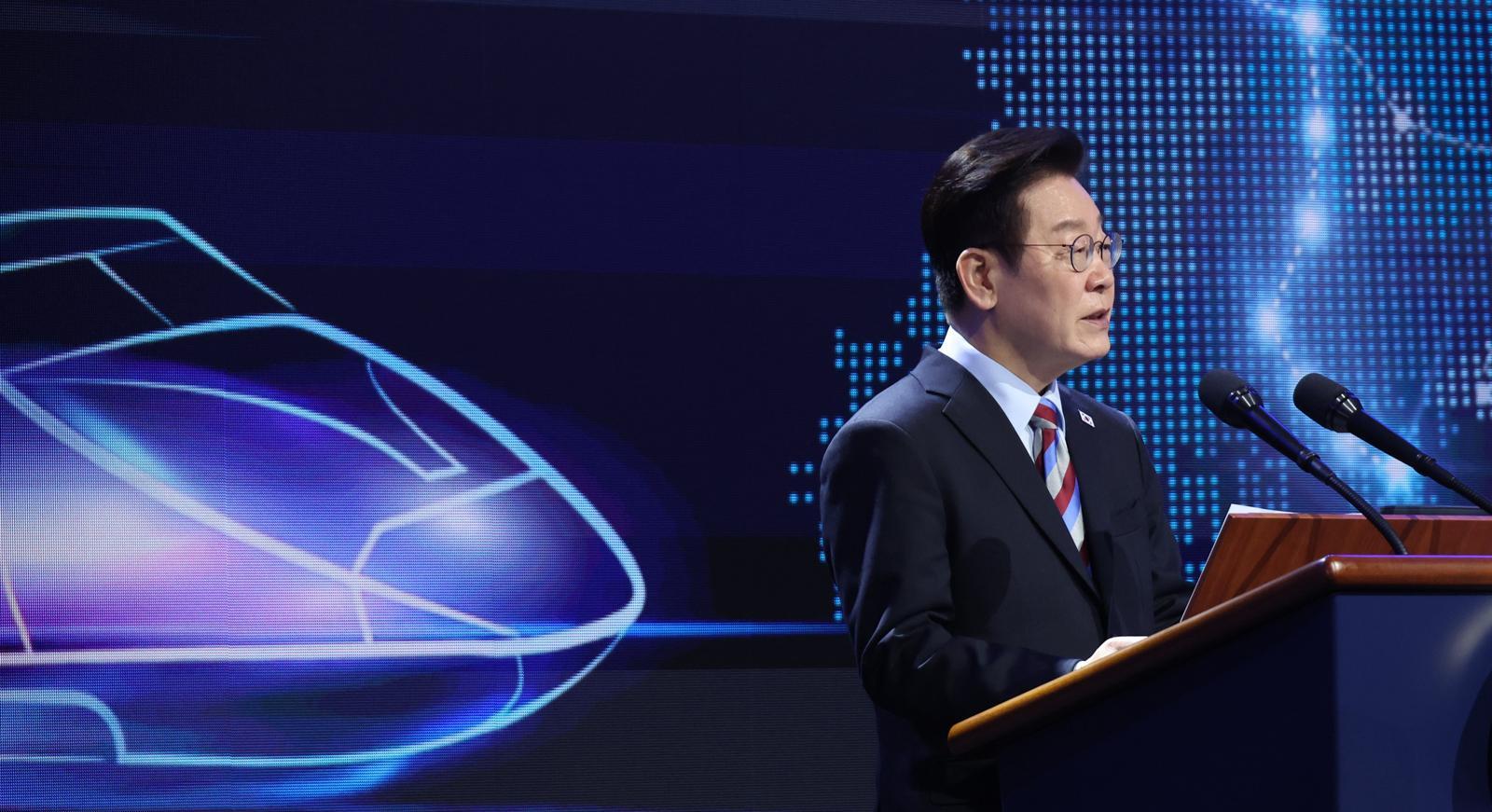 이재명 대통령이 6일 경남 거제시 견내량 인근에서 열린 남부내륙철도 착공식에서 기념사를 하고 있다. (청와대통신사진기자단) 2026.02.06. 뉴시스