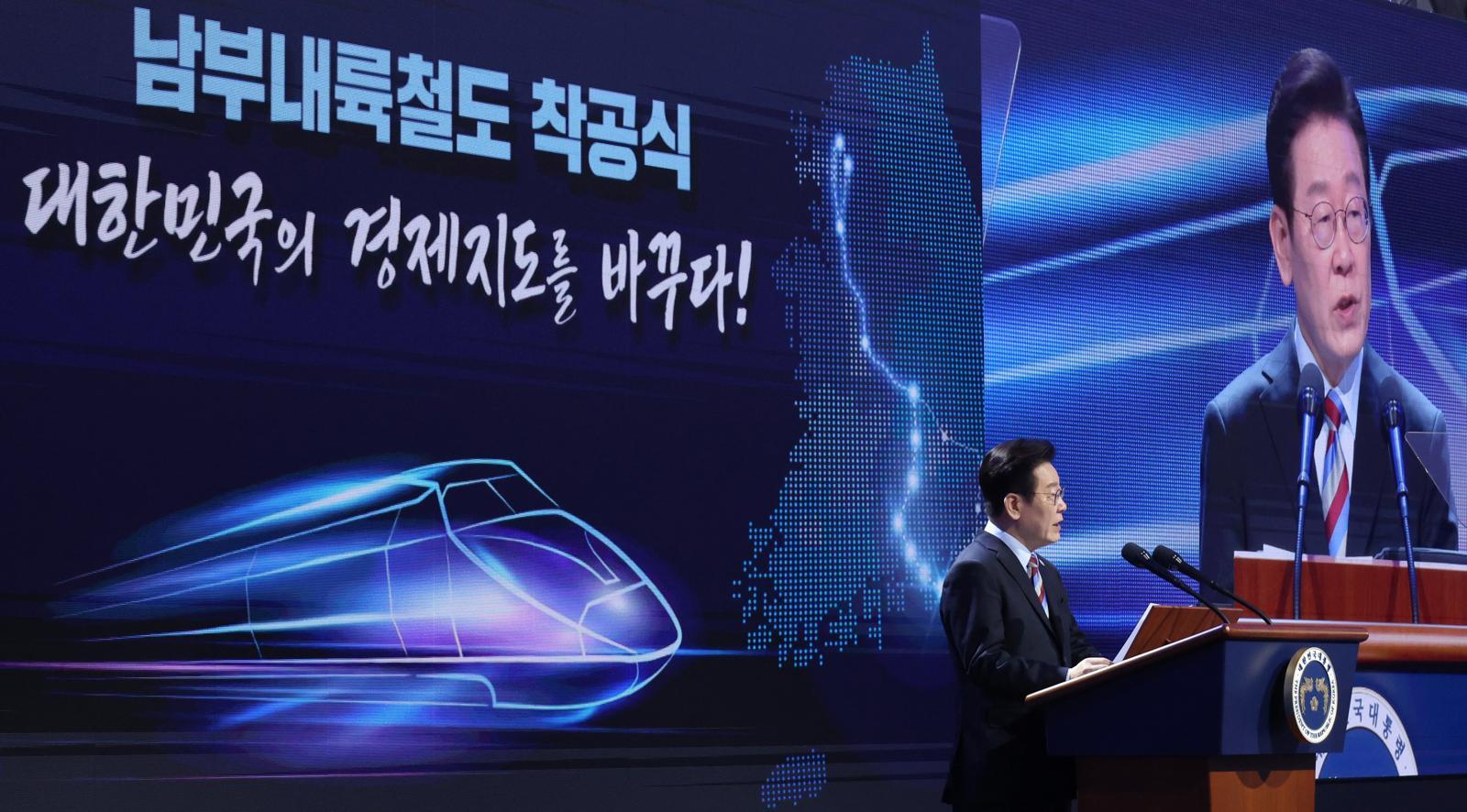 이재명 대통령이 6일 경남 거제시 견내량 인근에서 열린 남부내륙철도 착공식에서 기념사를 하고 있다. (청와대통신사진기자단) 2026.02.06. 뉴시스