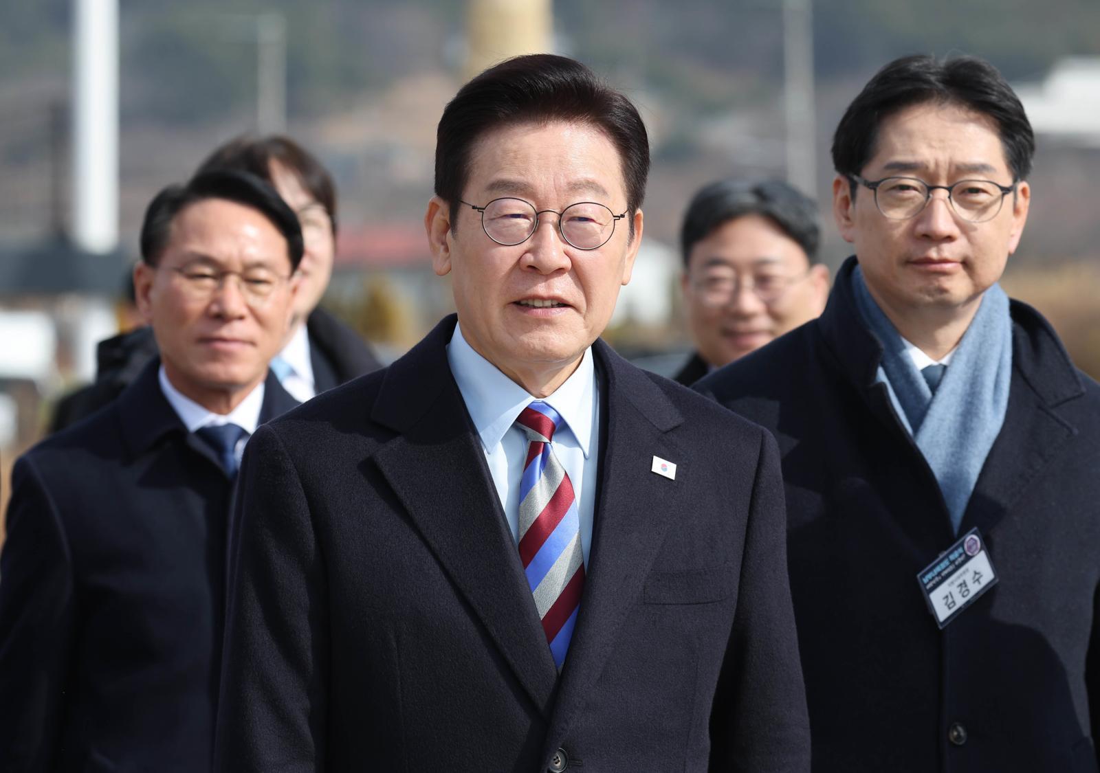 이재명 대통령이 6일 경남 거제시 견내량 인근에서 열린 남부내륙철도 착공식에 입장하고 있다.  2026.2.6/뉴스1