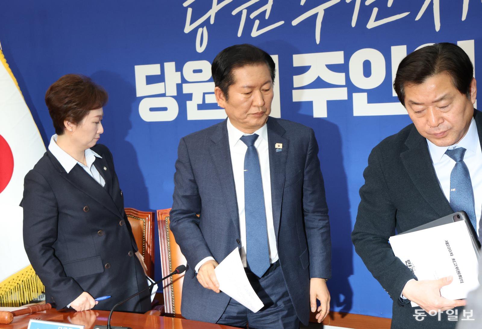 이언주 더불어민주당 최고위원이 6일 오전 서울 여의도 국회에서 열린 최고위원회의에서 조국혁신당과 합당 절차를 즉각 중단하라고 요구했다 이어 황명선, 강득구 최고위원도 정청래 대표에게 “당장 그만두고 선거와 대통령 국정 뒷받침에 집중해야 한다“고 주장했다. 2026.02.06. 이훈구 기자 ufo@donga.com